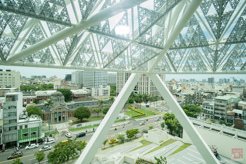【臺南美食】主廚經典西菜變成經濟外帶餐盒｜老饕必吃爐烤安格斯牛肋眼蒜香蛋炒飯｜台南美術館景觀餐廳｜貼心免下車取餐服務~~美。食光 Lumière - 南人幫