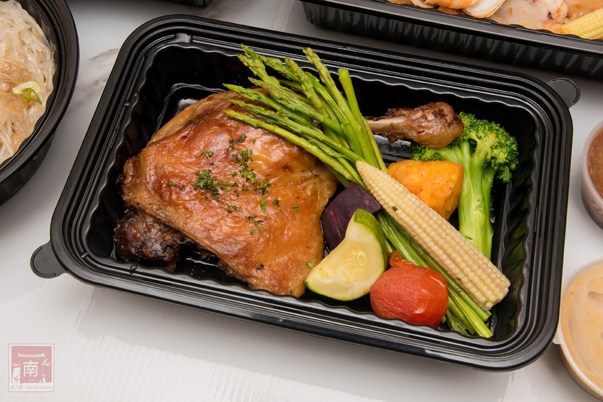 【臺南美食】主廚經典西菜變成經濟外帶餐盒｜老饕必吃爐烤安格斯牛肋眼蒜香蛋炒飯｜台南美術館景觀餐廳｜貼心免下車取餐服務~~美。食光 Lumière - 南人幫