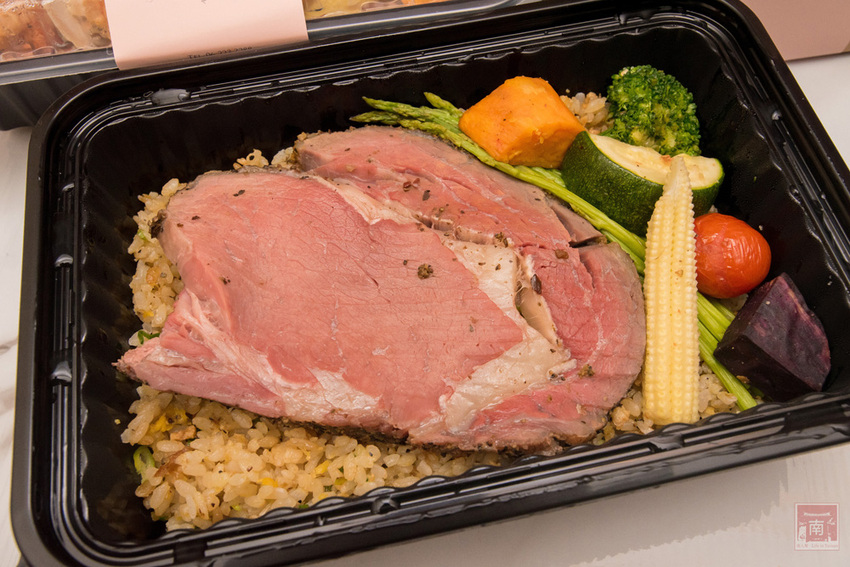 【臺南美食】主廚經典西菜變成經濟外帶餐盒｜老饕必吃爐烤安格斯牛肋眼蒜香蛋炒飯｜台南美術館景觀餐廳｜貼心免下車取餐服務~~美。食光 Lumière - 南人幫