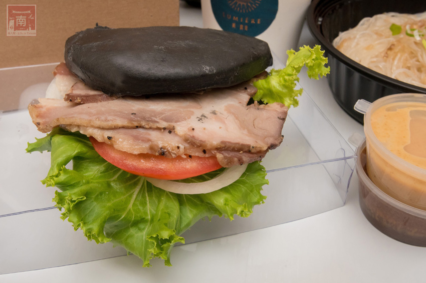 【臺南美食】主廚經典西菜變成經濟外帶餐盒｜老饕必吃爐烤安格斯牛肋眼蒜香蛋炒飯｜台南美術館景觀餐廳｜貼心免下車取餐服務~~美。食光 Lumière - 南人幫