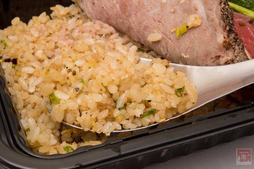 【臺南美食】主廚經典西菜變成經濟外帶餐盒｜老饕必吃爐烤安格斯牛肋眼蒜香蛋炒飯｜台南美術館景觀餐廳｜貼心免下車取餐服務~~美。食光 Lumière - 南人幫