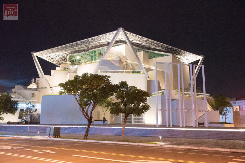 【臺南美食】主廚經典西菜變成經濟外帶餐盒｜老饕必吃爐烤安格斯牛肋眼蒜香蛋炒飯｜台南美術館景觀餐廳｜貼心免下車取餐服務~~美。食光 Lumière - 南人幫