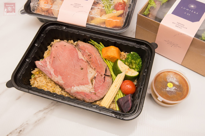 【臺南美食】主廚經典西菜變成經濟外帶餐盒｜老饕必吃爐烤安格斯牛肋眼蒜香蛋炒飯｜台南美術館景觀餐廳｜貼心免下車取餐服務~~美。食光 Lumière - 南人幫