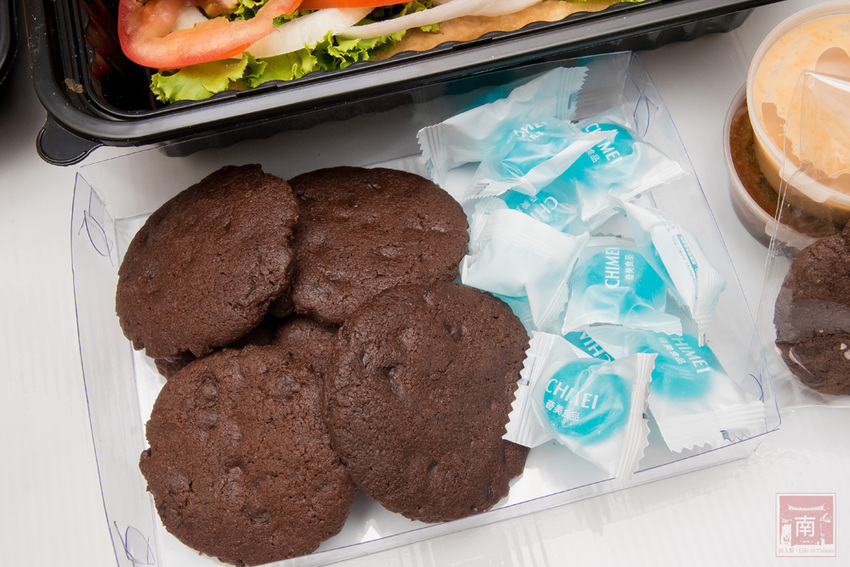 【臺南美食】主廚經典西菜變成經濟外帶餐盒｜老饕必吃爐烤安格斯牛肋眼蒜香蛋炒飯｜台南美術館景觀餐廳｜貼心免下車取餐服務~~美。食光 Lumière - 南人幫