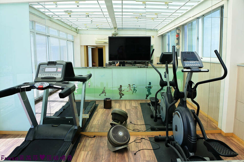 台中飯店【世聯商旅】素雅新穎質感設計.餐廳聚餐交通便利的住宿飯店.文心崇德捷運站走路就到│文心國小│台中旅宿 - Fresa芙芮莎♥莎旅憶食