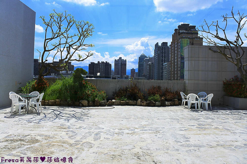 台中飯店【世聯商旅】素雅新穎質感設計.餐廳聚餐交通便利的住宿飯店.文心崇德捷運站走路就到│文心國小│台中旅宿 - Fresa芙芮莎♥莎旅憶食