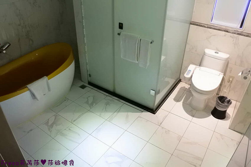 台中飯店【世聯商旅】素雅新穎質感設計.餐廳聚餐交通便利的住宿飯店.文心崇德捷運站走路就到│文心國小│台中旅宿 - Fresa芙芮莎♥莎旅憶食