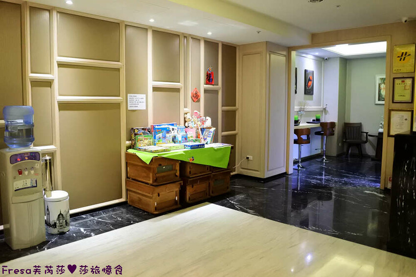 台中飯店【世聯商旅】素雅新穎質感設計.餐廳聚餐交通便利的住宿飯店.文心崇德捷運站走路就到│文心國小│台中旅宿 - Fresa芙芮莎♥莎旅憶食