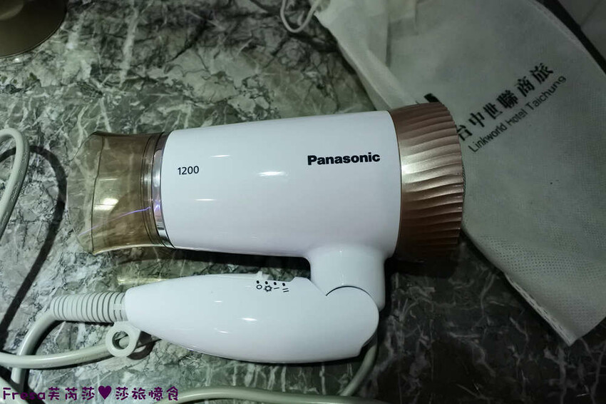 台中飯店【世聯商旅】素雅新穎質感設計.餐廳聚餐交通便利的住宿飯店.文心崇德捷運站走路就到│文心國小│台中旅宿 - Fresa芙芮莎♥莎旅憶食