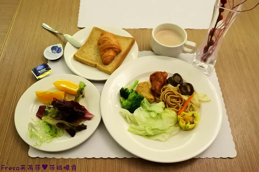 台中飯店【世聯商旅】素雅新穎質感設計.餐廳聚餐交通便利的住宿飯店.文心崇德捷運站走路就到│文心國小│台中旅宿 - Fresa芙芮莎♥莎旅憶食