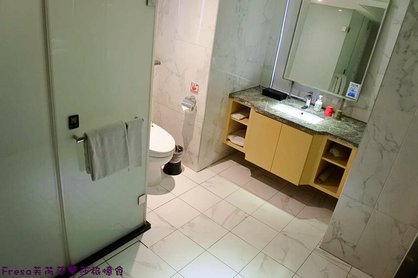 台中飯店【世聯商旅】素雅新穎質感設計.餐廳聚餐交通便利的住宿飯店.文心崇德捷運站走路就到│文心國小│台中旅宿 - Fresa芙芮莎♥莎旅憶食