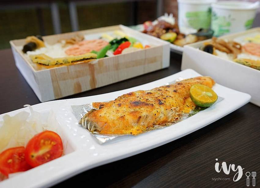 後廚手作餐盒|台中西區精緻平價便當，人氣雙拼厚片醃製梅花豬和新鮮鯖魚，一定要配超脆辣的菜脯，下飯又飽足！