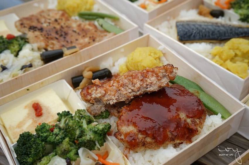 台中南屯平價崎禾屋精緻便當店，激推厚豬肉漢堡排飯