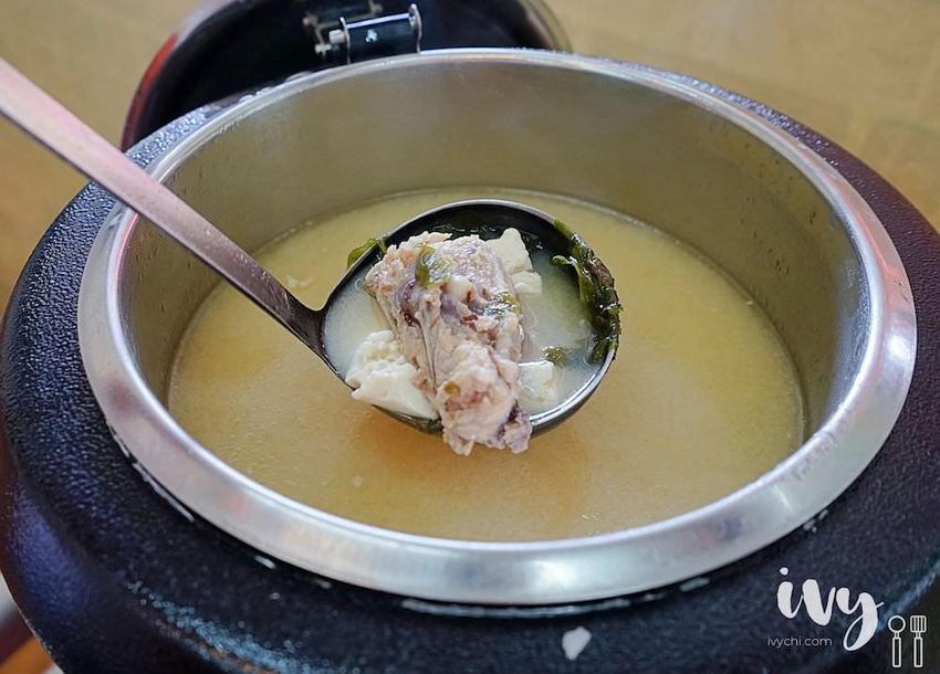 後廚手作餐盒|台中西區精緻平價便當，人氣雙拼厚片醃製梅花豬和新鮮鯖魚，一定要配超脆辣的菜脯，下飯又飽足！