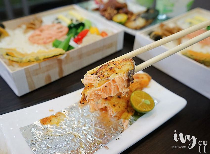 後廚手作餐盒|台中西區精緻平價便當，人氣雙拼厚片醃製梅花豬和新鮮鯖魚，一定要配超脆辣的菜脯，下飯又飽足！