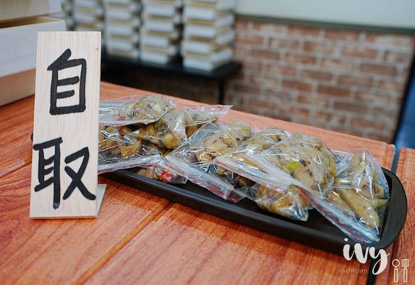 後廚手作餐盒|台中西區精緻平價便當，人氣雙拼厚片醃製梅花豬和新鮮鯖魚，一定要配超脆辣的菜脯，下飯又飽足！