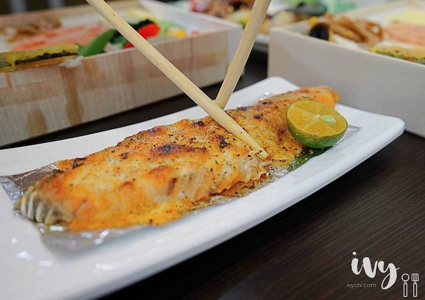 後廚手作餐盒|台中西區精緻平價便當，人氣雙拼厚片醃製梅花豬和新鮮鯖魚，一定要配超脆辣的菜脯，下飯又飽足！