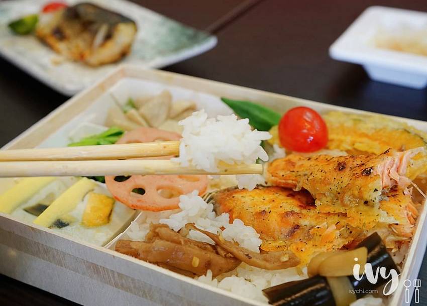 後廚手作餐盒|台中西區精緻平價便當，人氣雙拼厚片醃製梅花豬和新鮮鯖魚，一定要配超脆辣的菜脯，下飯又飽足！