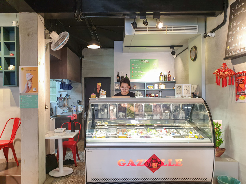 高雄美食||榛果怪-真搞怪!如咖啡廳般舒適，每日還會推出不同口味的義式冰淇淋||楠梓區、高雄冰品