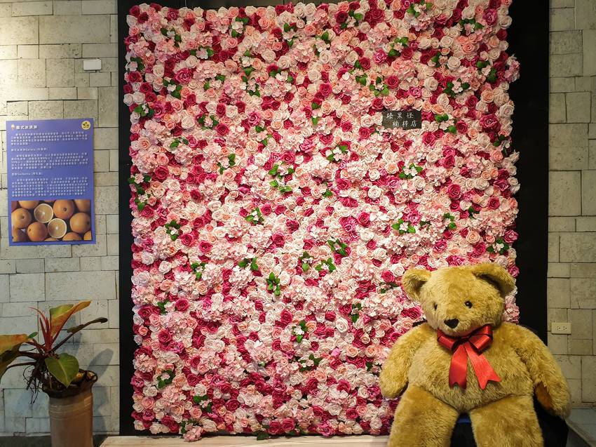 高雄美食||榛果怪-真搞怪!如咖啡廳般舒適，每日還會推出不同口味的義式冰淇淋||楠梓區、高雄冰品