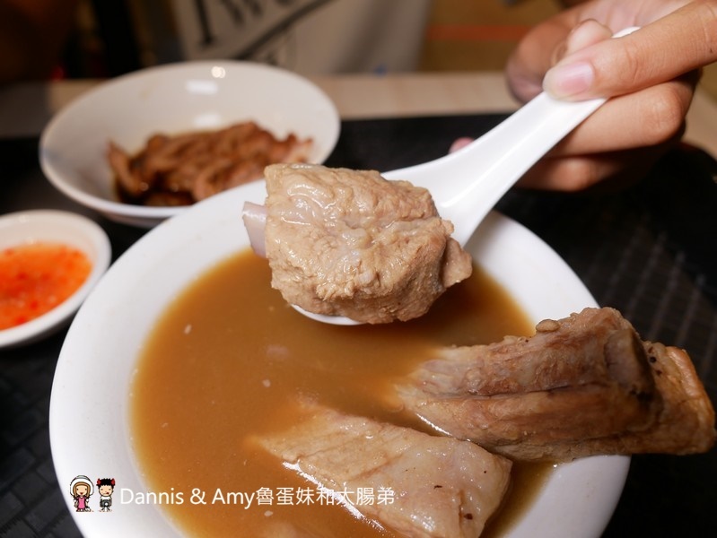 《新竹巨城新加坡美食》黃亞細肉骨茶新竹巨城店新開幕。不用飛新加坡也吃得到道地肉骨茶。內用免費加湯︱最新菜單用餐方式分享（影片）