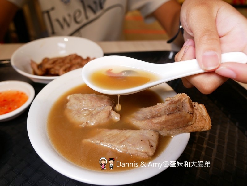 《新竹巨城新加坡美食》黃亞細肉骨茶新竹巨城店新開幕。不用飛新加坡也吃得到道地肉骨茶。內用免費加湯︱最新菜單用餐方式分享(影片)