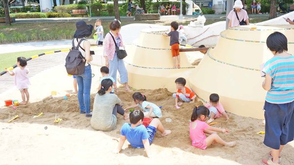 【台北景點】華山大草原遊戲場-盪鞦韆、溜滑梯、極限滑索等多項設施讓小孩免費玩到翻