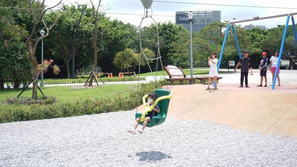 【台北景點】華山大草原遊戲場-盪鞦韆、溜滑梯、極限滑索等多項設施讓小孩免費玩到翻