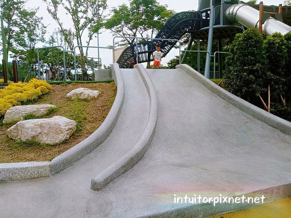 華山大草原遊戲場磨石滑梯.jpg 華山大草原遊戲場磨石滑梯.jpg