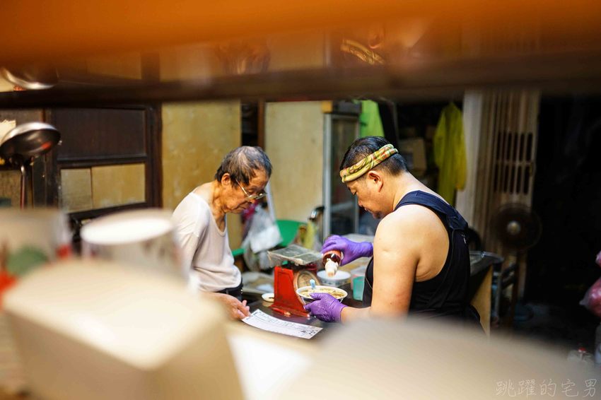 [花蓮市美食]老材房-好有氣氛50年木造老屋 檜木家具 實惠又好吃的炒拉麵 羊排湯及現煮大滷麵  大推!(內有詳細菜單)