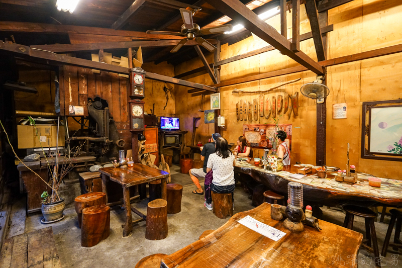 [花蓮市美食]老材房-好有氣氛50年木造老屋 檜木家具 實惠又好吃的炒拉麵 羊排湯及現煮大滷麵  大推!(內有詳細菜單)