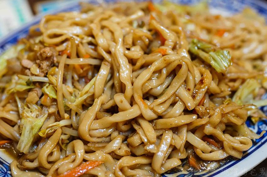 [花蓮市美食]老材房-好有氣氛50年木造老屋 檜木家具 實惠又好吃的炒拉麵 羊排湯及現煮大滷麵  大推!(內有詳細菜單)