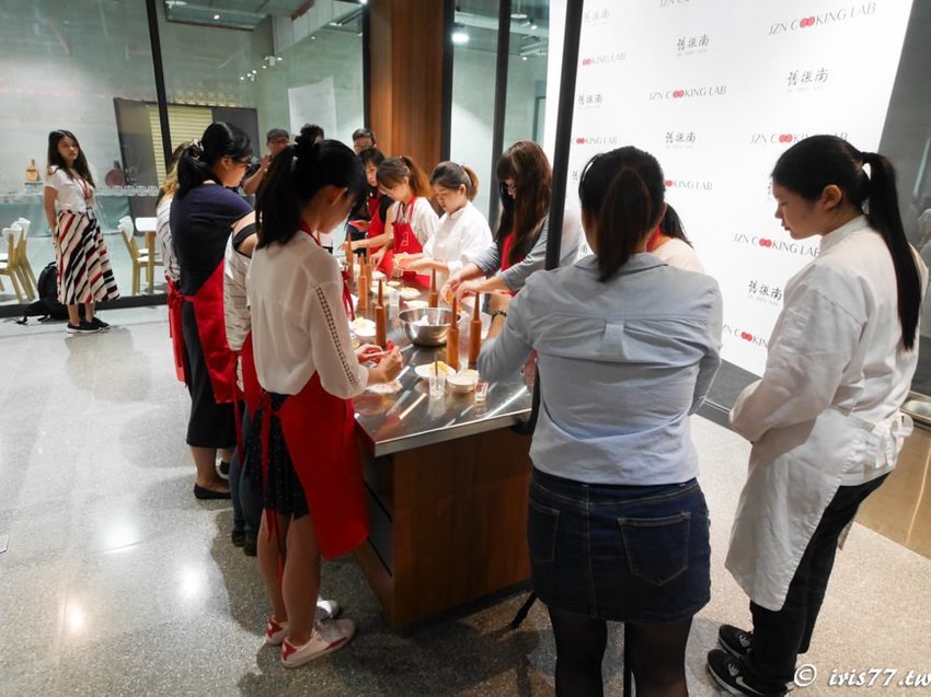 高雄免費景點》百年老品牌新開幕觀光工廠 舊振南漢餅文化館 DIY烘焙、下午茶、美拍一次滿足 - 艾莉絲愛旅行