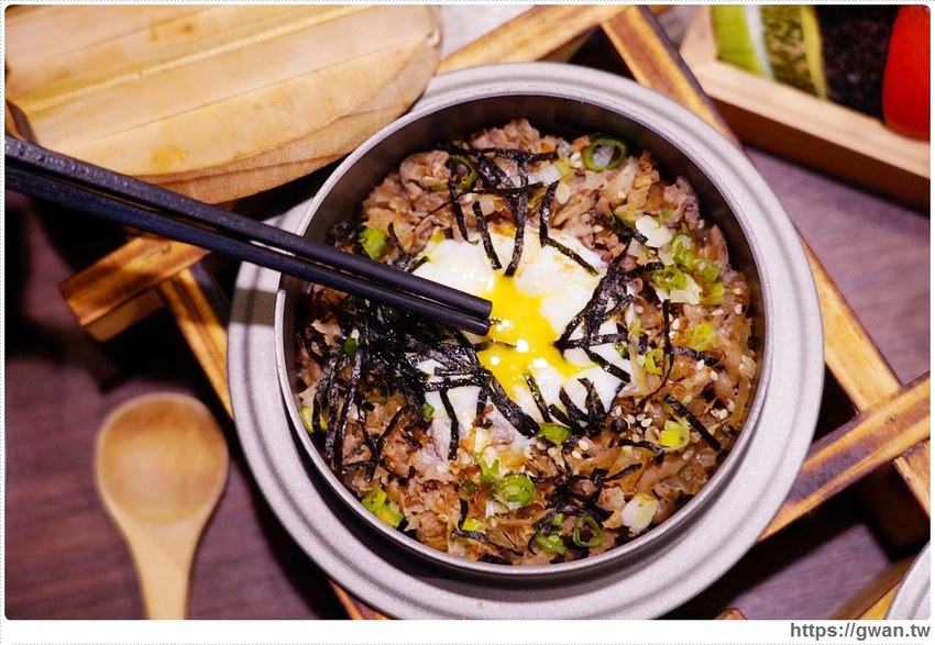 台中首見漂浮松阪豬就在千波苑鍋物，火鍋270元起還可免費停車