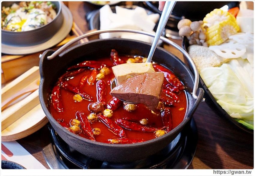 沙鹿新開火鍋店,火鍋套餐最低不用300元還可以免費停車!也有現撈海鮮和日本和牛喔~