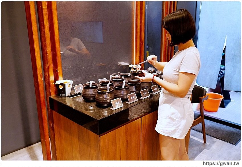 台中首見漂浮松阪豬就在千波苑鍋物，火鍋270元起還可免費停車