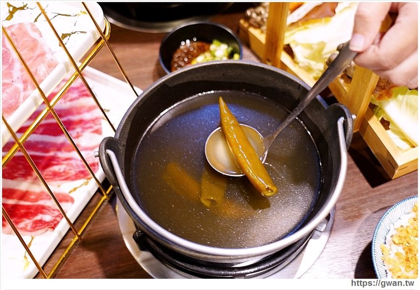 台中首見漂浮松阪豬就在千波苑鍋物，火鍋270元起還可免費停車