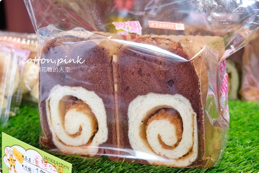 逢甲夜市最便宜的泡芙在這裡!童話泡芙母親節蛋糕優惠中、最新雙餡泡芙一樣爆漿耶!