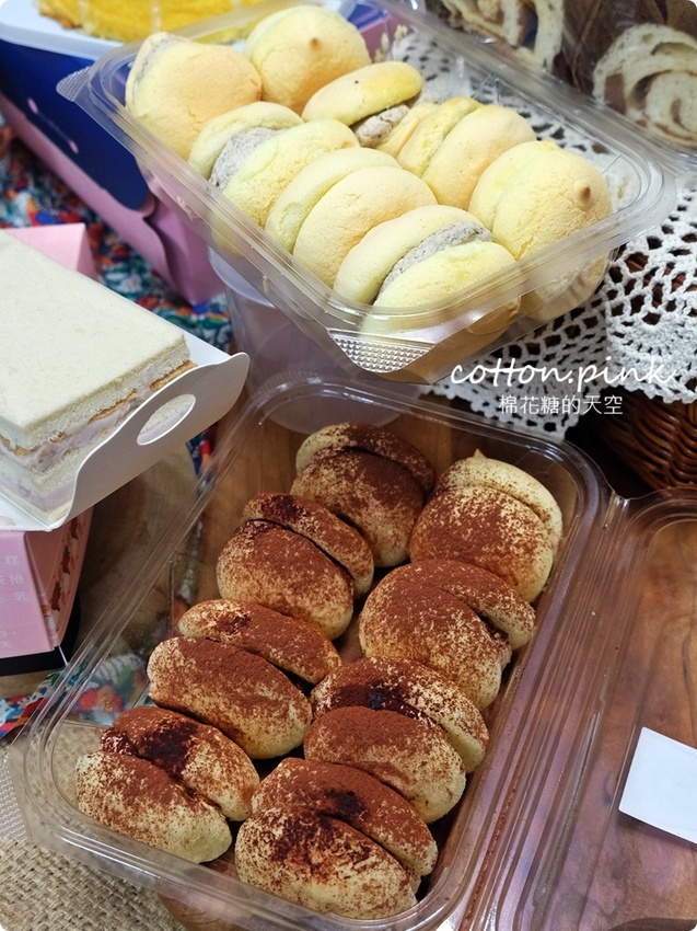 逢甲夜市最便宜的泡芙在這裡!童話泡芙母親節蛋糕優惠中、最新雙餡泡芙一樣爆漿耶!