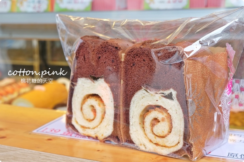 逢甲夜市最便宜的泡芙在這裡!童話泡芙母親節蛋糕優惠中、最新雙餡泡芙一樣爆漿耶!