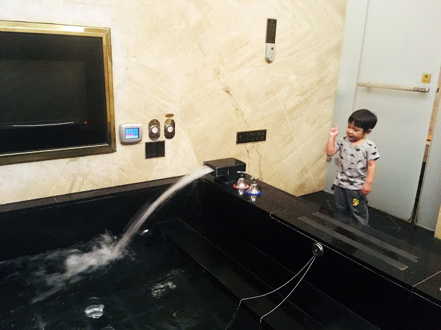 [中壢住宿] 摩斯時尚汽車旅館｜隱身靜謐住宅區的時尚Villa，平價享有豪宅裝潢、游泳池、KTV、按摩浴缸、黃金雨、蒸氣浴等奢侈享受！