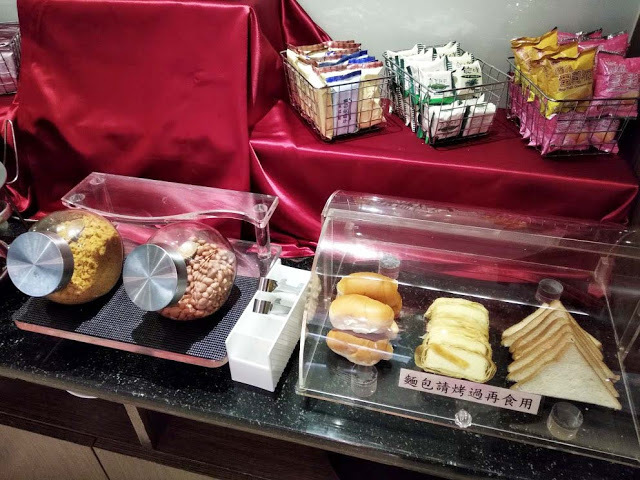 [中壢住宿] 摩斯時尚汽車旅館｜隱身靜謐住宅區的時尚Villa，平價享有豪宅裝潢、游泳池、KTV、按摩浴缸、黃金雨、蒸氣浴等奢侈享受！