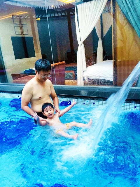 [中壢住宿] 摩斯時尚汽車旅館｜隱身靜謐住宅區的時尚Villa，平價享有豪宅裝潢、游泳池、KTV、按摩浴缸、黃金雨、蒸氣浴等奢侈享受！