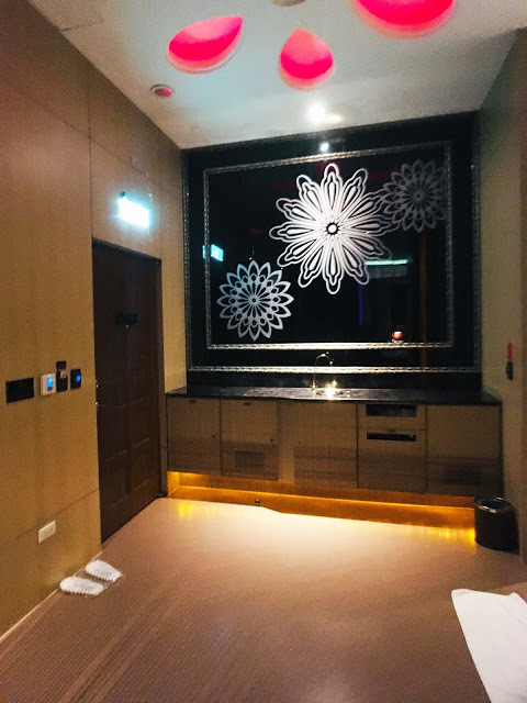 [中壢住宿] 摩斯時尚汽車旅館｜隱身靜謐住宅區的時尚Villa，平價享有豪宅裝潢、游泳池、KTV、按摩浴缸、黃金雨、蒸氣浴等奢侈享受！