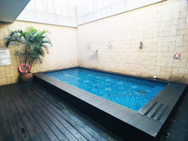 [中壢住宿] 摩斯時尚汽車旅館｜隱身靜謐住宅區的時尚Villa，平價享有豪宅裝潢、游泳池、KTV、按摩浴缸、黃金雨、蒸氣浴等奢侈享受！