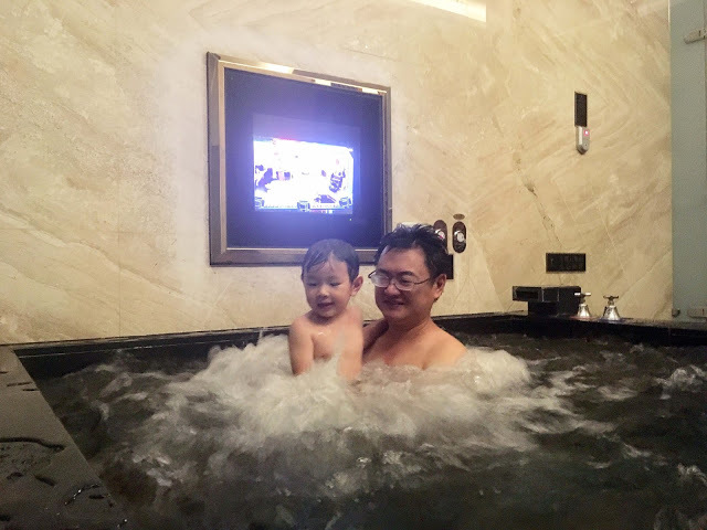 [中壢住宿] 摩斯時尚汽車旅館｜隱身靜謐住宅區的時尚Villa，平價享有豪宅裝潢、游泳池、KTV、按摩浴缸、黃金雨、蒸氣浴等奢侈享受！