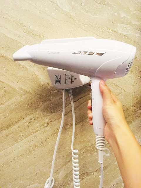 [中壢住宿] 摩斯時尚汽車旅館｜隱身靜謐住宅區的時尚Villa，平價享有豪宅裝潢、游泳池、KTV、按摩浴缸、黃金雨、蒸氣浴等奢侈享受！