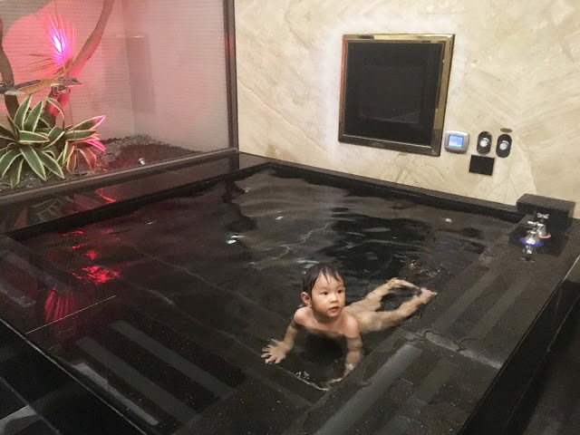 [中壢住宿] 摩斯時尚汽車旅館｜隱身靜謐住宅區的時尚Villa，平價享有豪宅裝潢、游泳池、KTV、按摩浴缸、黃金雨、蒸氣浴等奢侈享受！