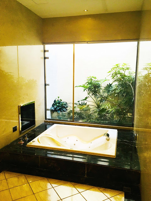 [中壢住宿] 摩斯時尚汽車旅館｜隱身靜謐住宅區的時尚Villa，平價享有豪宅裝潢、游泳池、KTV、按摩浴缸、黃金雨、蒸氣浴等奢侈享受！