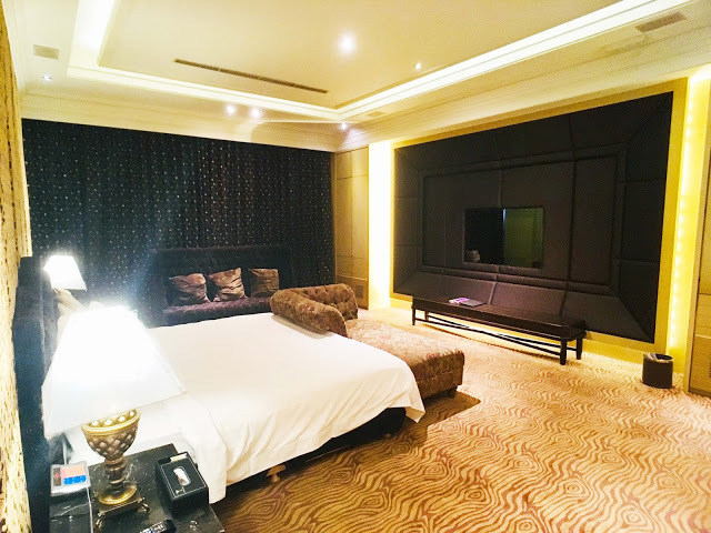 [中壢住宿] 摩斯時尚汽車旅館｜隱身靜謐住宅區的時尚Villa，平價享有豪宅裝潢、游泳池、KTV、按摩浴缸、黃金雨、蒸氣浴等奢侈享受！